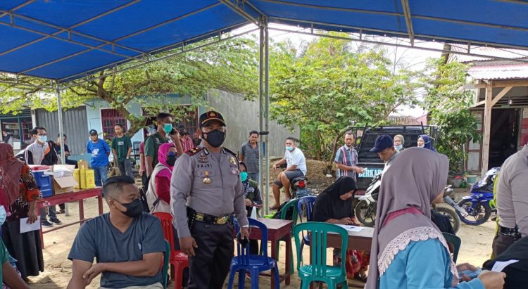 Polsek Kerumutan Sasar Pedagang Pasar Tradisional Untuk Lalukan Vaksinasi Covid-19