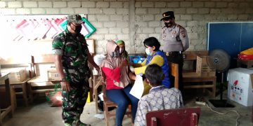 Kapolsek Ukui bersama Camat dan TNI Tinjau Vaksinasi di Dusun Toro