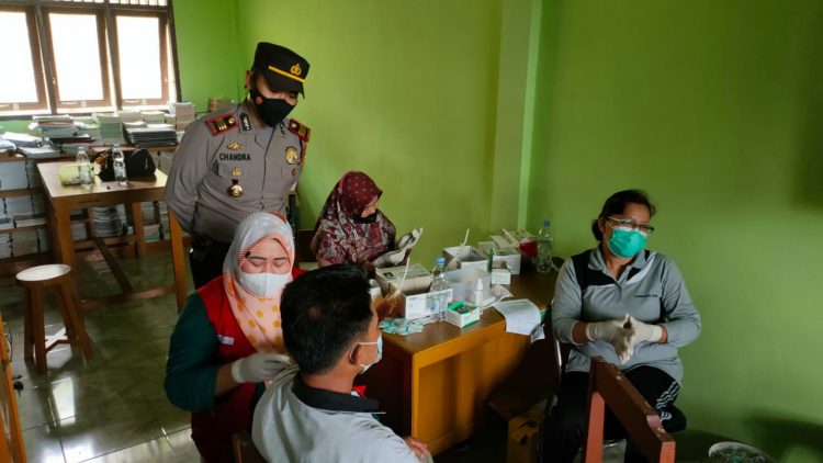 Polsek Pangkalan Kuras Kawal Vaksinasi Hingga Selesai, Situasi Berjalan Kondusif