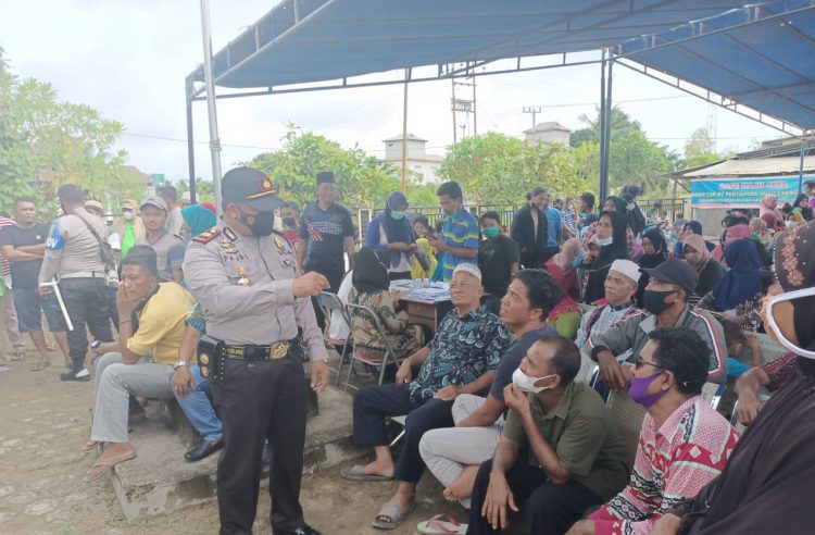 Polsek Kerumutan Berikan Himbauan Prokes saat Kegiatan Vaksinasi