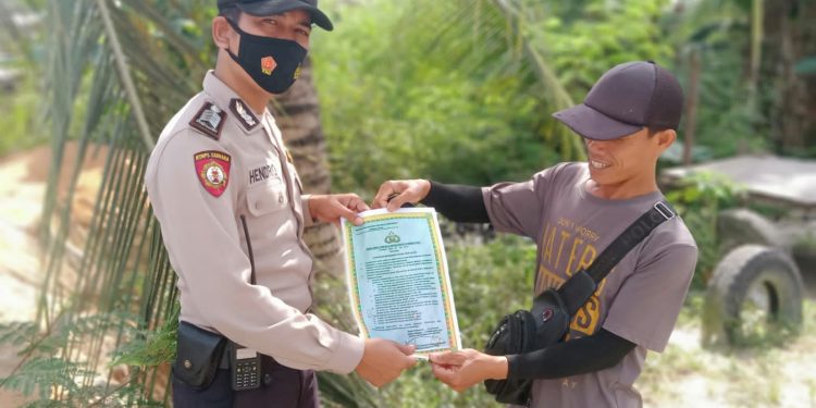 Gelar Patroli, Polsubsektor Pelalawan Sosialisasikan Karhutla di Wilkum