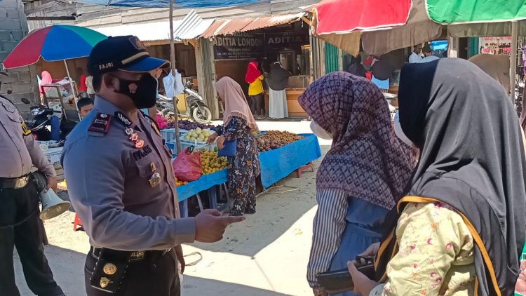 Cegah Gangguan Kamtibmas, Polsek Kerumutan Patroli di Pasar Tradisional