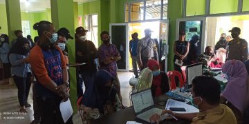 Vaksinasi Serentak, Polsek Kuala Kampar Lakukan Pengamanan di Gerai Wilayah Binaan