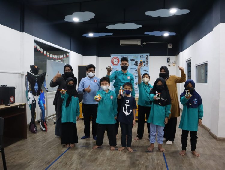 Rakit Robot Hingga Memprogram Drone, Ahmad Ghani Al Ghifari Catat Berbagai Prestasi di Bidang Robotik
