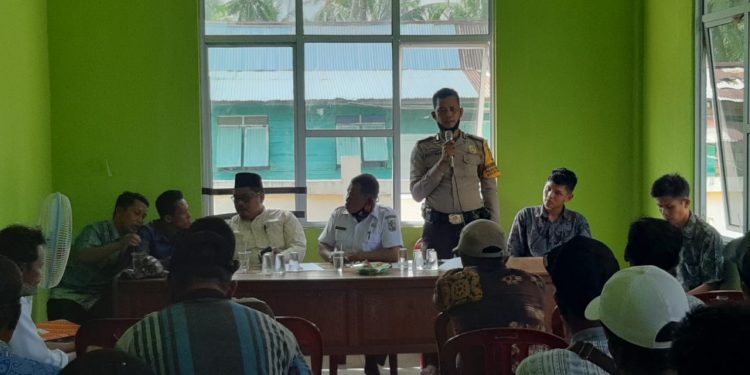 Polsek Kuala Kampar Hadiri Rapat RKPDES, Sekaligus Ajak Masyarakat Ikuti Vaksinasi