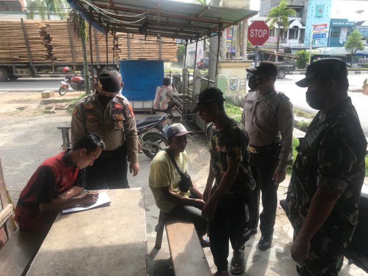 Cegah Penyebaran Covid-19, Polsek Pangkalan Kerinci Terus Gelar Yustisi Prokes