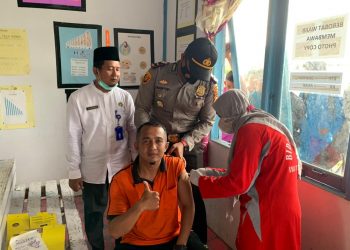Kapolsek Teluk Meranti Tinjau Giat Vaksinasi, Imbau Masyarakat Tetap Patuhi Prokes