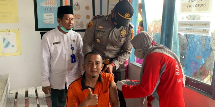 Kapolsek Teluk Meranti Tinjau Giat Vaksinasi, Imbau Masyarakat Tetap Patuhi Prokes