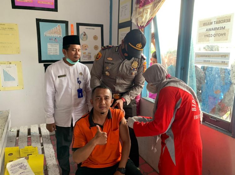 Kapolsek Teluk Meranti Tinjau Giat Vaksinasi, Imbau Masyarakat Tetap Patuhi Prokes