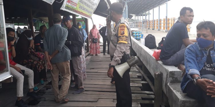 Pantau PPKM Mikro di Pelabuhan, Kapolsek Kuala Kampar Imbau Warga Patuhi Prokes
