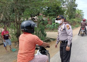 Personel Polsek Kerumutan Sampaikan Pesan Kamtibmas Lewat Patroli Dialogis