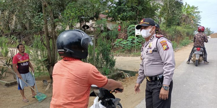 Personel Polsek Kerumutan Sampaikan Pesan Kamtibmas Lewat Patroli Dialogis