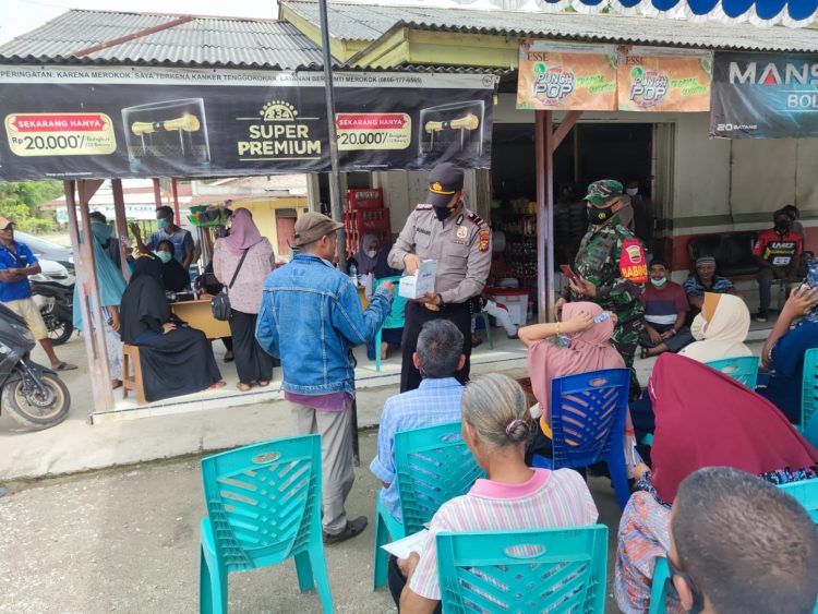 Jelang Akhir Tahun, Polsubsektor Pelalawan Bantu Pemerintah Genjot Capaian Vaksinasi