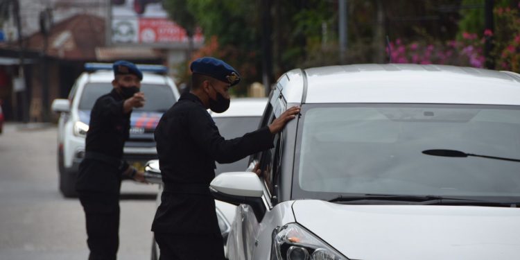 Brimob Polda Riau Gencar Ajak Masyarakat Untuk Vaksinasi, Sosialisasi di Medsos Hingga Turun ke Jalan