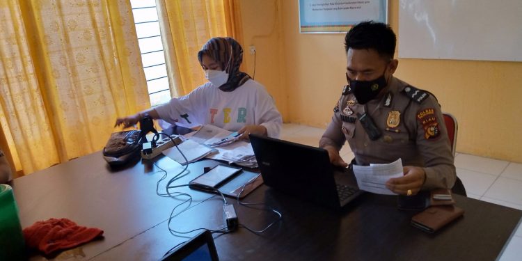 Input Data Vaksinasi di Puskesmas Lambat, Kapolsek Pangkalan Kuras Kerahkan 2 Personil dan 5 PHL