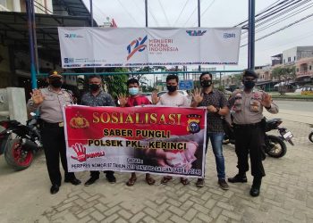 Personil Polsek Pangkalan Kerinci Sambangi Juru Parkir, Sosialisasi Saber Pungli