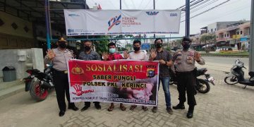 Personil Polsek Pangkalan Kerinci Sambangi Juru Parkir, Sosialisasi Saber Pungli