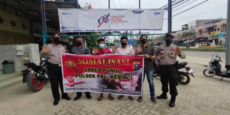 Personil Polsek Pangkalan Kerinci Sambangi Juru Parkir, Sosialisasi Saber Pungli