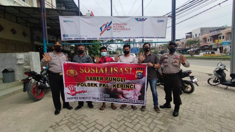 Personil Polsek Pangkalan Kerinci Sambangi Juru Parkir, Sosialisasi Saber Pungli