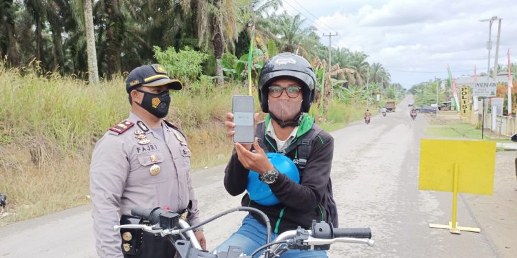 Polsek Kerumutan Intes Periksa Kartu Vaksin Covid-19