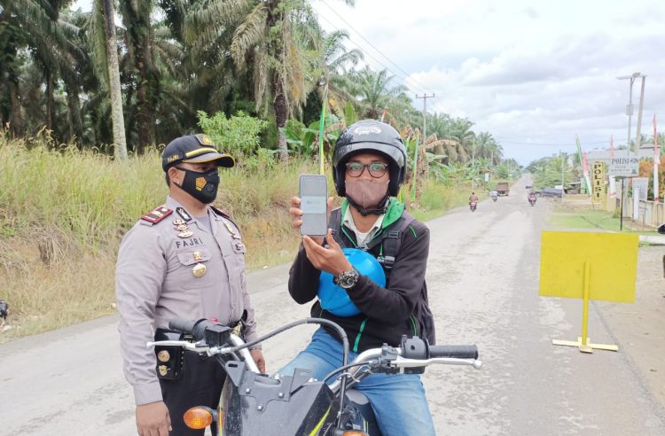 Polsek Kerumutan Intes Periksa Kartu Vaksin Covid-19