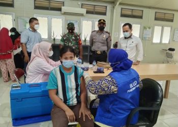 Gencar Capaian Target, Polsek Ukui dan Puskesmas Jemput Bola Vaksinasi ke Desa