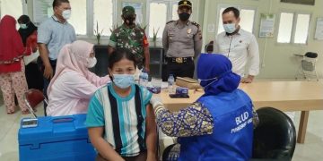 Gencar Capaian Target, Polsek Ukui dan Puskesmas Jemput Bola Vaksinasi ke Desa