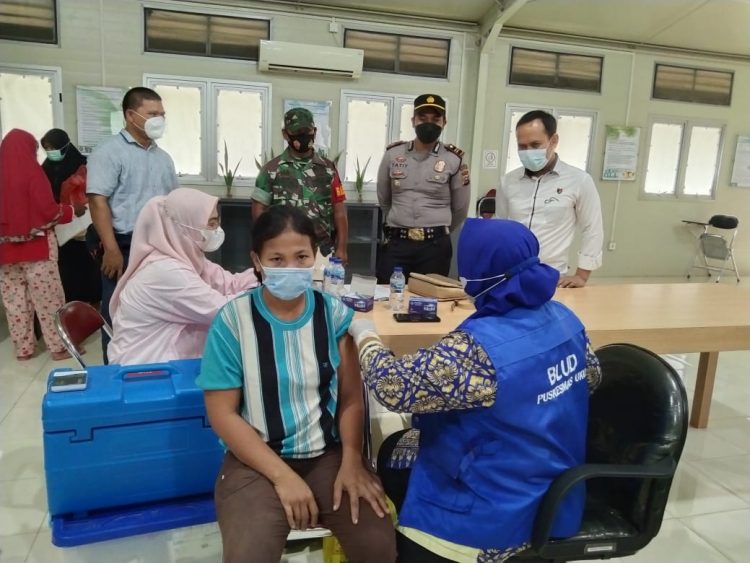 Gencar Capaian Target, Polsek Ukui dan Puskesmas Jemput Bola Vaksinasi ke Desa