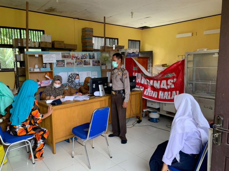 Polsek Teluk Meranti Kawal Pelaksanaan Vaksinasi Covid-19