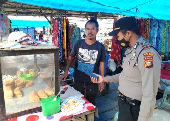 Akselerasi Vaksinasi, Kapolsek Ajak Pengunjung Pasar Lakukan Vaksinasi