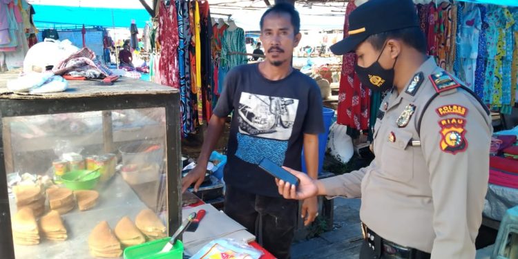 Akselerasi Vaksinasi, Kapolsek Ajak Pengunjung Pasar Lakukan Vaksinasi