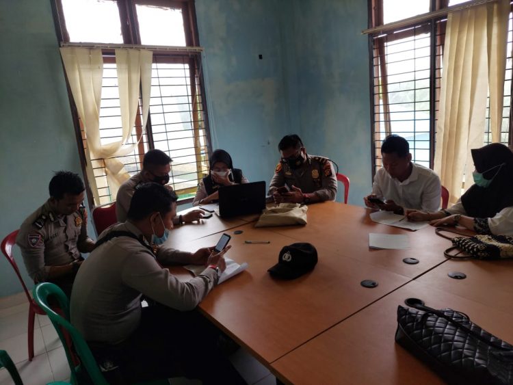 Polsek Teluk Meranti dan Upika Laakukan Penginputan Data Vaksinasi