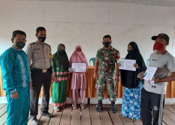 Bhabinkamtibmas Desa Sungai Emas Hadiri Penyerahan BLT DD