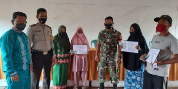 Bhabinkamtibmas Desa Sungai Emas Hadiri Penyerahan BLT DD