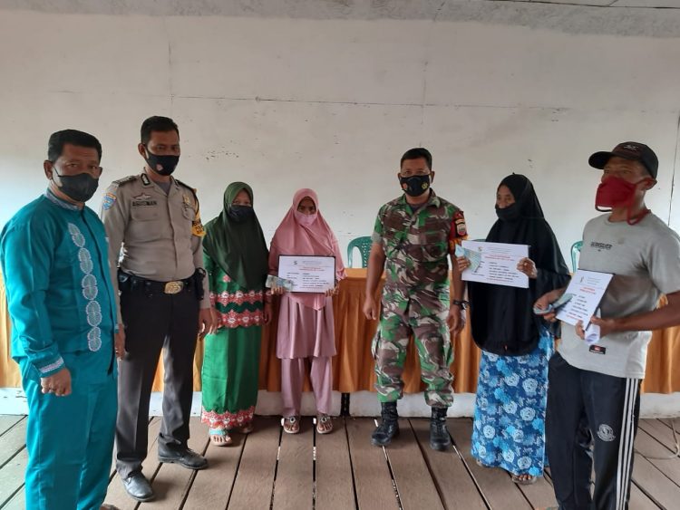 Bhabinkamtibmas Desa Sungai Emas Hadiri Penyerahan BLT DD