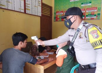 Bhabinkamtibmas Polsek Kerumutan Terus Kawal Vaksinasi di Desa Binaannya