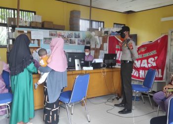 Personil Polsek Teluk Meranti Kawal Vaksinasi di Desa Binaanya
