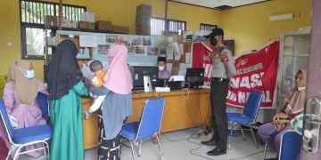 Personil Polsek Teluk Meranti Kawal Vaksinasi di Desa Binaanya