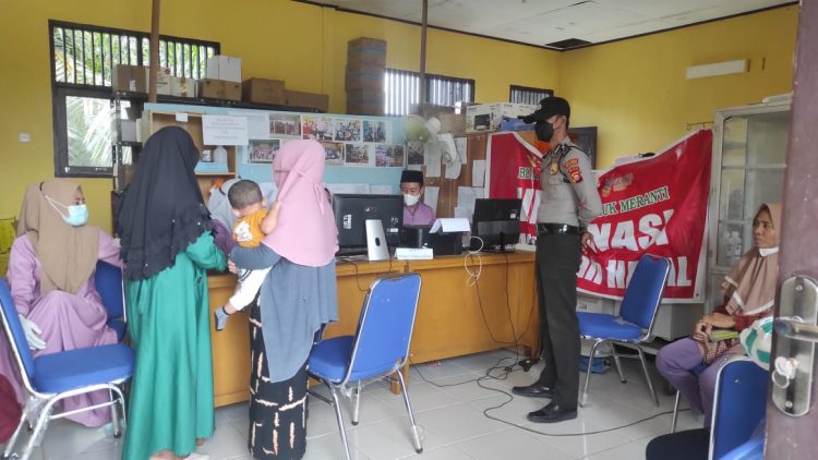 Personil Polsek Teluk Meranti Kawal Vaksinasi di Desa Binaanya