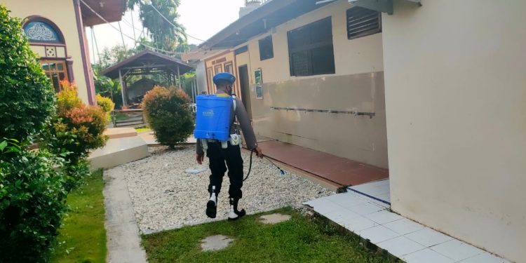 Antisipasi Covid-19, Polsek Pangkalan Kuras Semprot Mako dan Asrama dengan Disinfektan