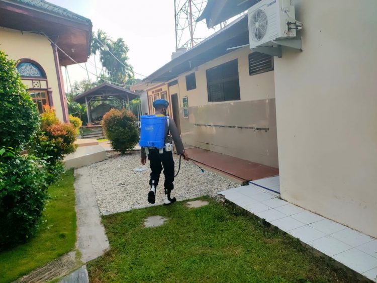 Antisipasi Covid-19, Polsek Pangkalan Kuras Semprot Mako dan Asrama dengan Disinfektan