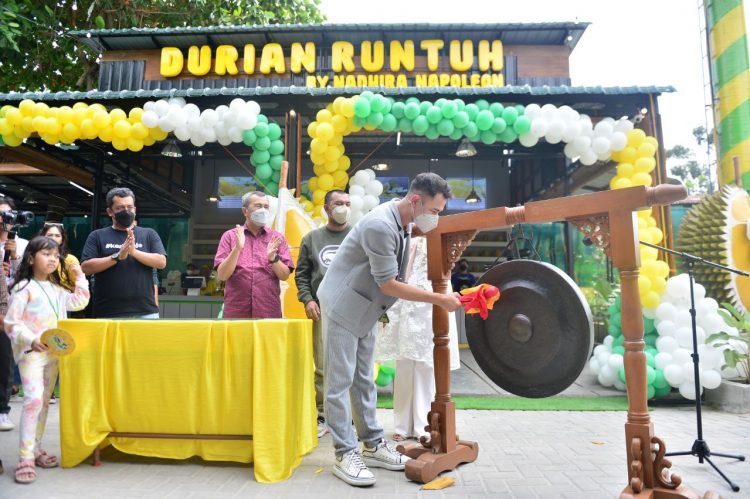 Raffi Ahmad dan Gubri Syamsuar Nikmati Level Baru Makan Durian saat Grand Opening Durian Runtuh