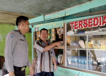 Polsek Bandar Sei Kijang Pasang Stiker Imbauan Vaksinasi