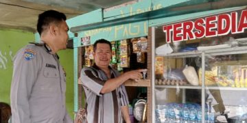 Polsek Bandar Sei Kijang Pasang Stiker Imbauan Vaksinasi