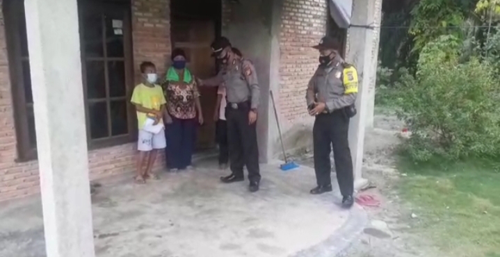 Kapolsek Bandar Sei Kijang Door to Door ke Rumah Warga, Ajak Vaksinasi ke Puskesmas