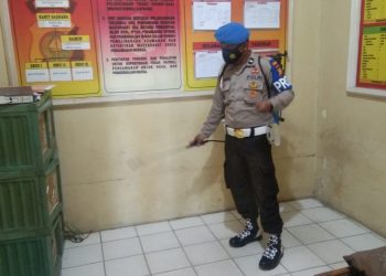 Personil Polsek Bandar Sei Kijang Semprot Cairan Disinfektan di Lingkungan Kantor