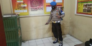 Personil Polsek Bandar Sei Kijang Semprot Cairan Disinfektan di Lingkungan Kantor