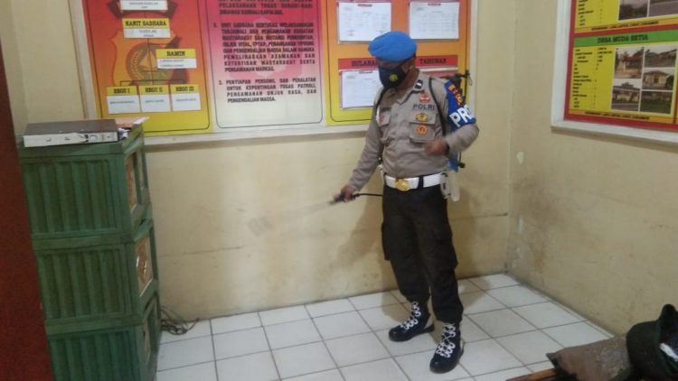 Personil Polsek Bandar Sei Kijang Semprot Cairan Disinfektan di Lingkungan Kantor