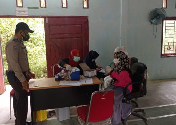 Percepatan vaksinasi Covid-19, Polsek Langgam Pantau Giat Vaksinasi di Dua Lokasi