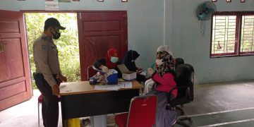 Percepatan vaksinasi Covid-19, Polsek Langgam Pantau Giat Vaksinasi di Dua Lokasi